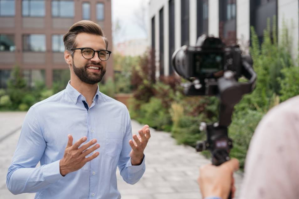 un personne en train de parler devant un monteur pour les besoin d'une vidéo en B2B
